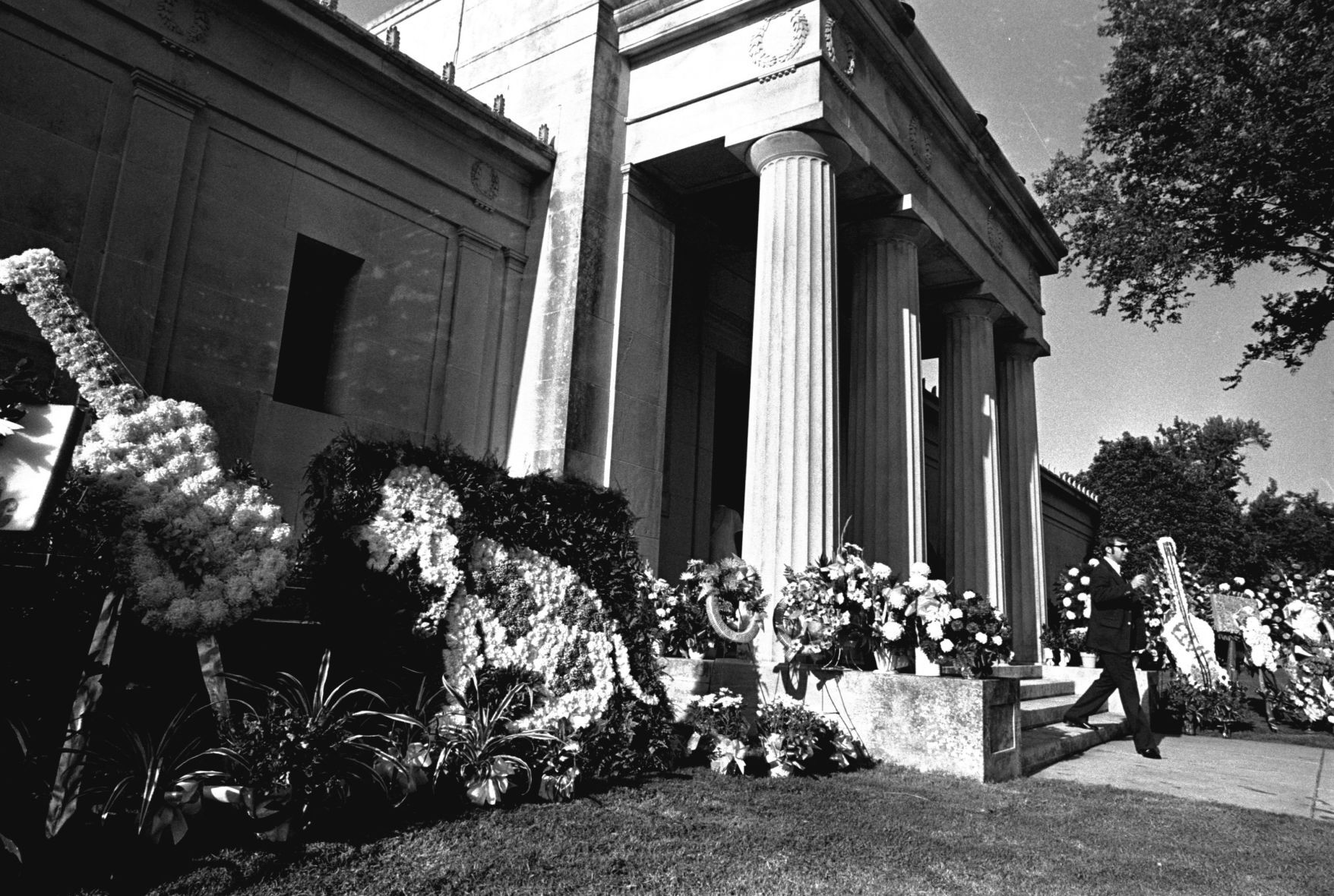 1977: PRESLEY MAUSOLEUM